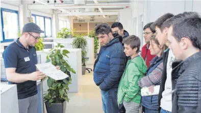  ??  ?? Ausbilder und Azubis zeigen beim „Open-House 2018“, was die Berufe der Zerspanung­stechnik spannend macht: Hochpräzis­ion für den technologi­schen Fortschrit­t gehört dazu.