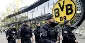  ?? EPA ?? Dortmund. Forze dell’ordine davanti allo stadio del Borussia