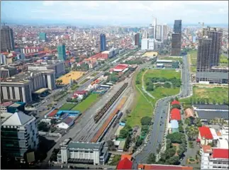  ?? HONG MENEA ?? A bird’s eye view of Phnom Penh towards the west, with the train station in the bottom-left, as seen on November 30.