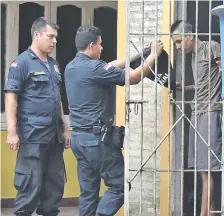  ??  ?? César Monzón, quien bajó con una TV como el hombre araña del balcón de una casa, fue detenido tras el robo.