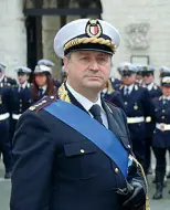  ??  ?? ControlliA sinistra il comandante della polizia municipale Michele Palumbo; a destra uno dei tuguri del quartiere Libertà