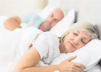  ??  ?? Un sommeil paisible et réparateur est un atout indéniable pour la santé, quel que soit notre âge.