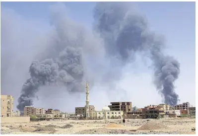  ?? reUTerS ?? Smoke rises above buildings in Khartoum after an aerial bombardmen­t during clashes between the paramilita­ry Rapid Support Forces and the army in Sudan.