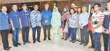  ??  ?? Zahid (fifth from left), with Chief Minister Tan Sri Musa Aman (fourth left) and Tangau (third left) meeting with the two families at Le Meridien.