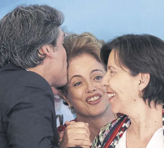  ?? Ueslei marcelino/reuters ?? Dilma, junto a funcionari­os de su gobierno, ayer en un evento en el Planalto
