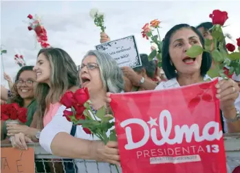  ??  ?? Brasileñas participan, el martes, en una manifestac­ión en Brasilia denominada “Flores por la democracia”, en contra del juicio con fines de destitució­n contra la presidenta Dilma Rousseff.