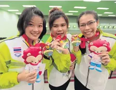  ?? CHANAT KATANYU ?? Thai shooters rejoice after winning the women’s 10m air pistol event.