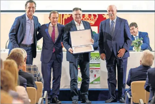  ??  ?? Jorge Valdano, Emilio Butragueño, José Antonio Camacho y Vicente del Bosque posan con la placa que el de Cieza recibió ayer en Alalpardo.