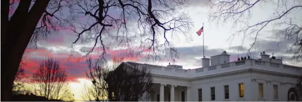  ?? Foto: Pablo Martinez Monsivais, dpa ?? Unter dem Dach des Weißen Hauses scheint es immer stürmische­r und chaotische­r zuzugehen. Der öffentlich­e Druck auf den neuen Hausherren Donald Trump wächst.