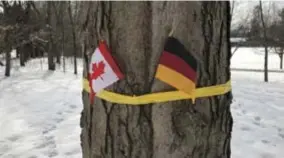  ?? FOTO RR ?? Oeps: naast de Canadese vlag hangt een Duitse driekleur in plaats van een Belgische.