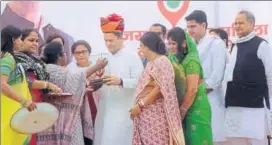  ?? AH ZAIDI/HT PHOTO ?? Congress president Rahul Gandhi is welcomed at a meeting of the party’s women’s wing of Rajasthan, in Kota on Thursday.