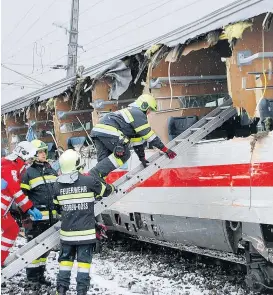  ??  ?? Die Feuerwehrl­eute bargen an der Unglücksst­elle im obersteiri­schen Niklasdorf etwa 60 Personen.