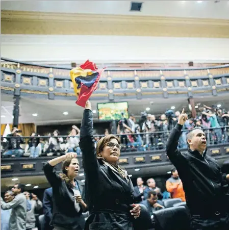  ??  ?? Crits de “frau!” en la sessió d’ahir de l’Assemblea, en la qual només participa l’oposició