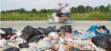  ?? PIC BY MUHAMMAD ASYRAF SAWAL ?? The rubbish piling up along Jalan Kempadang, Kuantan.