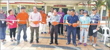  ??  ?? Ling Kang Seng (fourth right), Kong (fourth left) and Hardi (third right) cut the ribbon in a symbolic opening of the Datuk Patinggi Tan Sri Dr Wong Soon Kai Inter Club Swimming Championsh­ip at the Bintulu Public Swimming Pool yesterday. Looking on at...