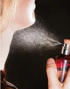  ?? Foto: Franziska Gabbert, dpa ?? Jedes Parfüm riecht anders – das ist klar. Nur wie findet man bei der Vielzahl der Düf te das Richtige?
