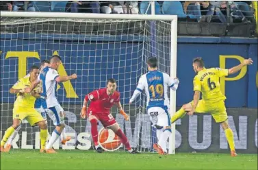  ??  ?? EL PRIMERO. Víctor Ruiz hizo el 1- 0 al rematar un saque de esquina.