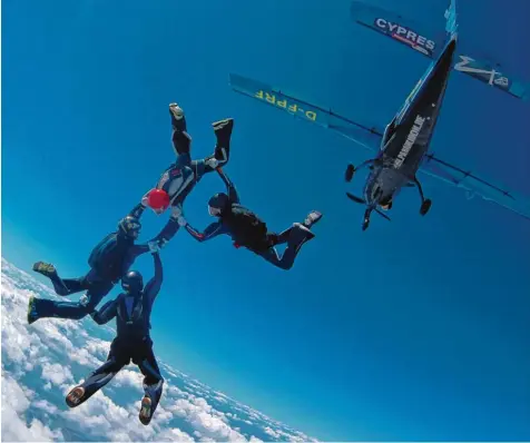  ?? Foto: Andreas Trögele ?? Ein Quartett im freien Fall zwischen Himmel und Erde: Das Illertisse­r Futura Team sorgte bei der deutschen Meistersch­aft in der Eifel für eine neue Bestmarke und holte sich den Titel.