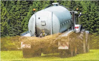  ?? FOTO: IMAGO ?? Die Überdüngun­g mit Gülle führt vielerorts zu zu hohen Nitratwert­en im Grundwasse­r. Mit der Düngeveror­dnung soll das künftig verhindert werden.