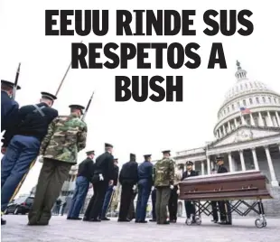  ?? EFE ?? PREPARATIV­OS. Los miembros del servicio conjunto ensayan la llegada del cadáver del ex presidente George H. W. Bush al Capitolio de Estados Unidos, un día antes de iniciarse las honras fúnebres que se extenderán hasta el miércoles. Bush, el 41 presidente de EEUU, falleció el sábado a la edad de 94 años.