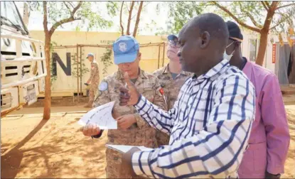  ?? LANG SHAOXING / XINHUA ?? A United Nations inspector in Gao, Mali, gives a thumbs-up on Feb 22 after checking vehicles of the 10th Chinese peacekeepi­ng medical detachment to the African country.