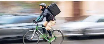  ?? FOTO: DPA ?? Zukünftig in Düsseldorf nicht mehr unterwegs: Die Radelnden Kuriere von Deliveroo.