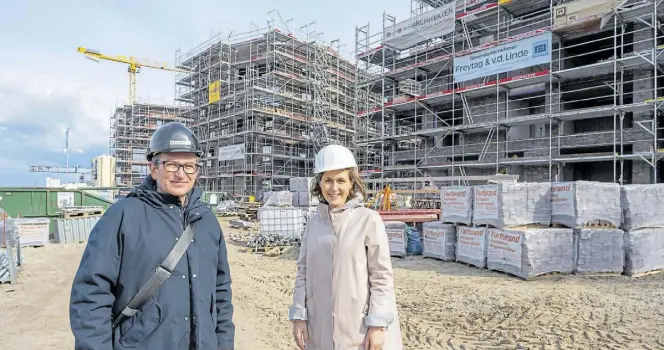  ?? BILD: Sascha Stüber ?? Bei der Planung: Architekt Robin Limmroth und Unternehme­rin Lisa Onnen auf der Havekant-Baustelle am Stadthafen-Süd.