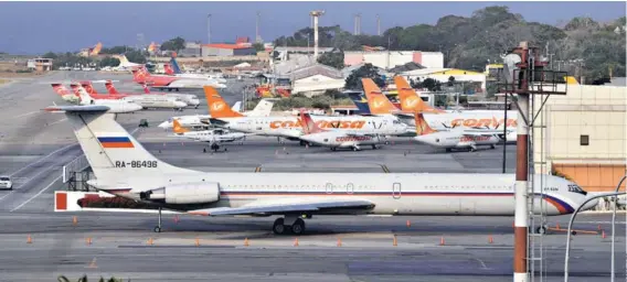  ??  ?? El avión ruso Ilyushin Il-62M estacionad­o en el aeropuerto Simón Bolivar en Venezuela, el 28 de marzo.