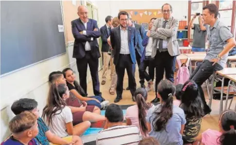  ?? EFE ?? Josep Bargallo (izq.), junto al presidente de la Generalita­t, Quim Torra, en el inicio del curso escolar