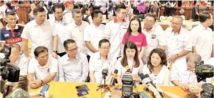  ??  ?? Vivian (seated, third right) speaking at a press conference after the announceme­nt of the results. She thanked Sandakan voters for giving her the mandate to be their elected representa­tive. Also seen are (seated, from second left) Liew Vui Keong, Lim Guan Eng, Datin Teresa Chong, Lim Kit Siang and other DAP leaders.