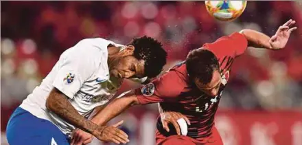  ?? AFP PIC ?? Shandong Luneng’s Gil (left) and Kashima Antlers’ Serginho in an aerial duel yesterday.