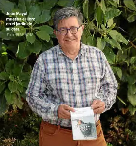  ?? Foto: PERE BOTA. ?? Joan Mayol muestra el libro en el jardín de su casa.