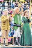  ?? Foto: T. Jordan ?? Gauklerkön­ig 2016: Ruven, der Kristallma­gier, bekam von Gerd Horseling und der holden Maid Renegade (Sabine Siegl) den Gauklersta­b.