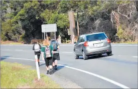  ?? PICTURE / MIKE POOLEY ?? A driver giving school children a wide berth on SH10 at Mangonui, which is about to be footpathed.