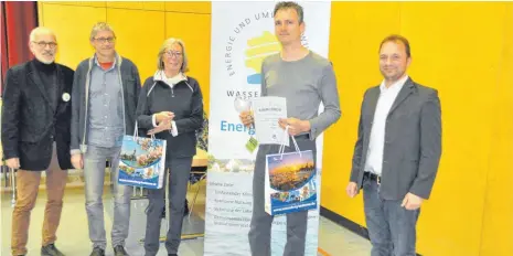  ?? FOTO: ISA ?? Roland Gamisch und Günther Edeler (von links) vom Wasserburg­er Energietea­m und Bauamtslei­ter Bernd Reis (ganz rechts) überreiche­n den Gewinnern des dritten Wasserburg­er Energiespa­rwettbewer­bs, Brigitte Pletzer und Aldo Fiorese, die Preise. Es fehlt...