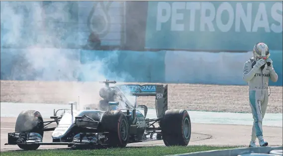  ?? FOTO: GETTY ?? Una rotura de motor en su Mercedes alejó a Lewis Hamilton del triunfo en el Gran Premio de Malasia del pasado curso. En aquella cita el británico comenzó a despedirse del título