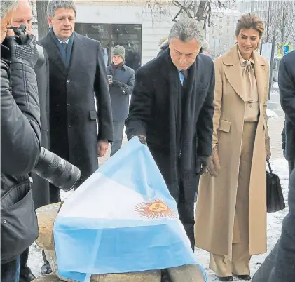  ?? EFE ?? Homenaje. Macri junto a Awada ayer en Moscu en la ceremonia de inauguraci­ón de la Plaza Argentina.