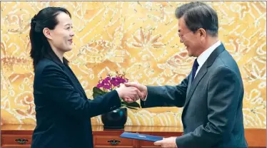  ??  ?? KIM YO JONG. Entrega una carta de su hermano al presidente surcoreano.