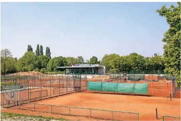  ?? RP-FOTO: THOMAS LAMMERTZ ?? Das Tennisspie­len ist in Zeiten der Corona-Pandemie untersagt. Die Tennisplät­ze wie hier in Fischeln bleiben ungenutzt. Ein Alleingang des Tenniskrei­s-Vorsitzend­en sorgt für Ärger.