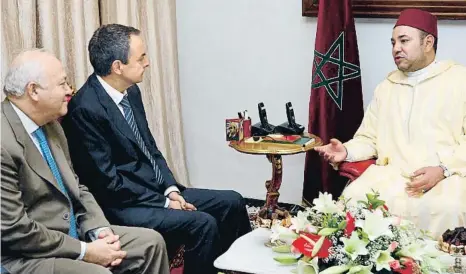  ?? CHEMA MOYA / EFE ?? José Luis Rodríguez Zapatero i Miguel Ángel Moratinos amb Mohamed VI en una visita al Marroc el 2008