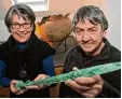  ?? Foto: Andreas Lode ?? Gisela Mahnkopf und Thomas Germ scheid zeigen ein Schwert aus dem Jahre 1500 vor Christus