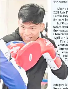  ?? PHOTOGRAPH COURTESY OF VIVA PROMOTIONS ?? JERWIN Ancajas holds an open media workout in Tokyo in the runup to Saturday’s WBA bantamweig­ht title fight in Tokyo.