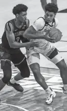  ?? MARQUETTE ATHLETICS ?? Marquette freshman Justin Lewis works his way to the basket in the first half.