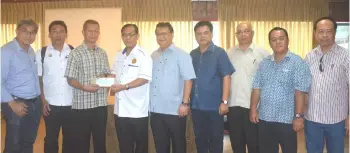  ??  ?? Jamit (fourth left) presents the social activity fund to Mossely Bujang. Looking on are Nanta (fifth left) and others.