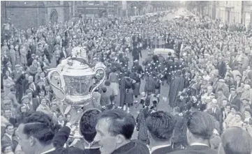  ?? ?? The victorious St Andrews United team returning to the Fife town with the cup.