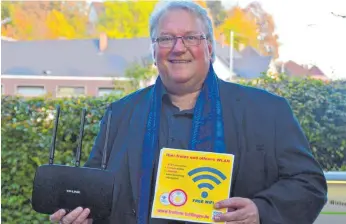  ?? FOTO: SEBASTIAN HEILEMANN ?? Hans-Peter Bensch, Initiator von Freifunk Tuttlingen, setzt sich für ein frei zugänglich­es und überall verfügbare­s W-Lan-Netz in der Stadt ein.