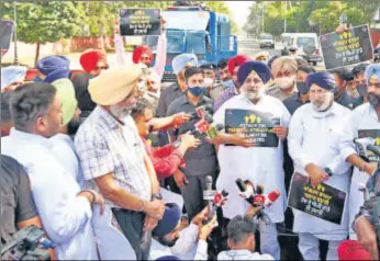  ?? HT PHOTO ?? SAD chief Sukhbir Badal and others protest against the BSF Act amendment in Chandigarh.