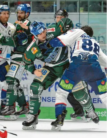  ?? Foto: Jan Huebner ?? Keine gute Idee: ein Faustkampf gegen Adam Payerl (links). Das dürfte sich zuletzt auch Berlins James Sheppard (rechts) gedacht haben, der im Curt-frenzel-stadion mit dem Panther-stürmer aneinander geriet.