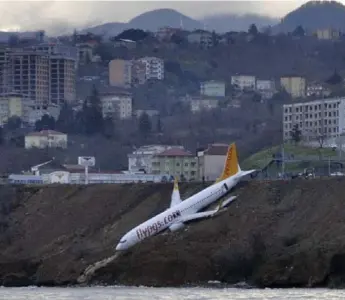  ?? THE ASSOCIATED PRESS ?? If it had slid any farther along the slope, the Boeing 737-800 plane would have likely plunged into the Black Sea.