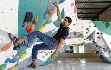  ?? Melissa Phillip photos / Houston Chronicle ?? Momentum Indoor Climbing general manager Joey Luna shows how it’s done. He started climbing in Colorado’s mountains.